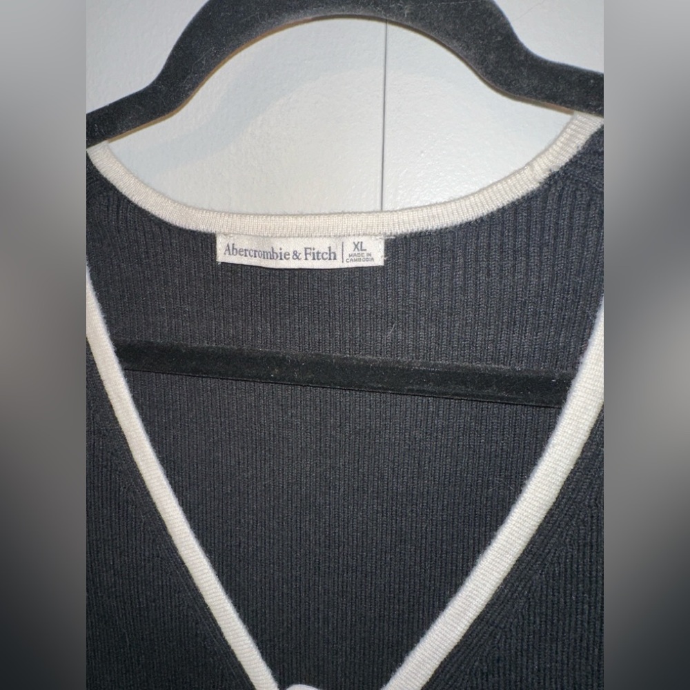 Abercrombie & Fitch Tie-Front V-Neck Sweater Vest - XL - Picture 4 of 4